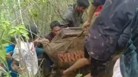 Tim SAR kembali menemukan korban meninggal dunia longsor yang terjadi di Jalan Poros Desa Bonglo, Kecamatan Bastem Utara, Kabupaten Luwu, Sulsel. (Liputan6.com/ Dok Basarnas Makassar)