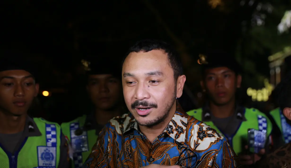 Di pesta pernikahan putri semata wayang Jokowi, banyak hal baru yang ditemui Giring. Mulai dari antrean panjang saat hendak bersalaman, sampai keheranan pada satu jenis makanan yag baru ditemuinya. (Adrian Putra/Bintang.com)