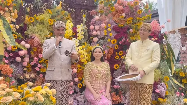 Alyssa Daguise saat siraman 7 bulanan ditutup ronce melati. [@ahmaddhaniofficial]