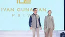 Atau saat kerja bareng menjadi model di fashion show Ivan Gunawan. Dengan busana modest yang trendi. [Foto: Instagram @sahrulgunawanofficial]