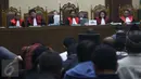 Dua terdakwa kasus dugaan korupsi pengadaan proyek e-KTP, Irman dan Sugiharto, menjalani sidang perdana di Pengadilan Tipikor Jakarta, Kamis (9/3). Agenda sidang perdana yakni pembacaan surat dakwaan oleh jaksa penuntut umum. (Liputan6.com/Helmi Afandi)
