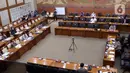Suasana rapat kerja antara Menteri Perdagangan Muhammad Lutfi dengan Komisi VI DPR di Kompleks Parlemen, Jakarta, Kamis (17/3/2022). Dalam rapat tersebut Muhammad Lutfi menyampaikan penjelasan terkait minyak goreng serta dihapusnya Harga Eceran Tertinggi (HET). (Liputan6.com/Angga Yuniar)