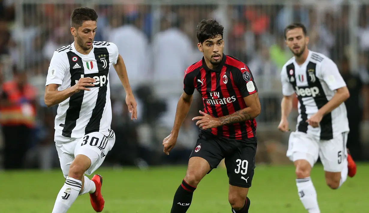 4. Aksi pemain baru AC Milan, Lucas Paqueta Paqueta pada laga Final Piala Super Italia yang berlangsung di stadion King Abdullah Sports City, Jeedah, Kamis (17/1). AC Milan kalah 0-1 kontra Juventus (AFP/Giuseppe Cacace)