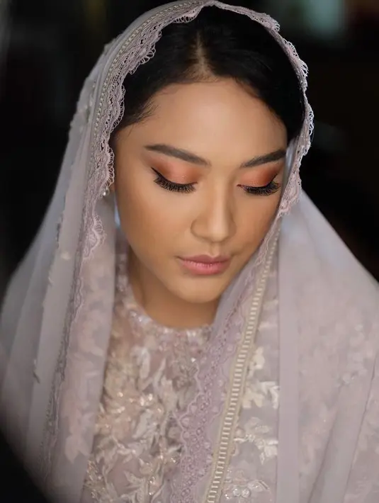 Putri Tanjung ng memakai eyeshadow bernuansa warm tones. Sementara untuk lipstick, dia memilih warna yang senada dengan warna bibir. (Instagram/bubahalfian).