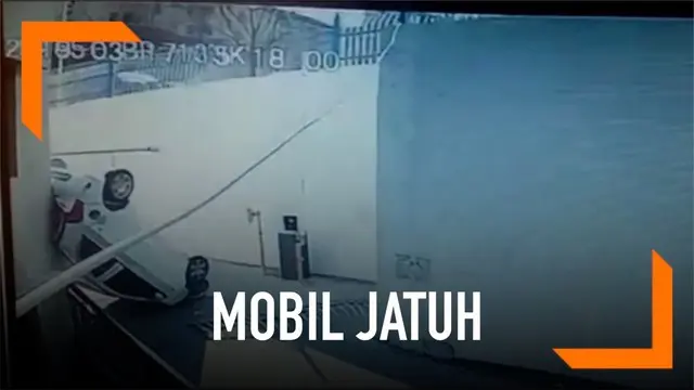 Sopir mengendarai mobil dalam keadaan mabuk. Akibatnya mobil yang dikendarai jatuh dari ketinggian 4 meter.