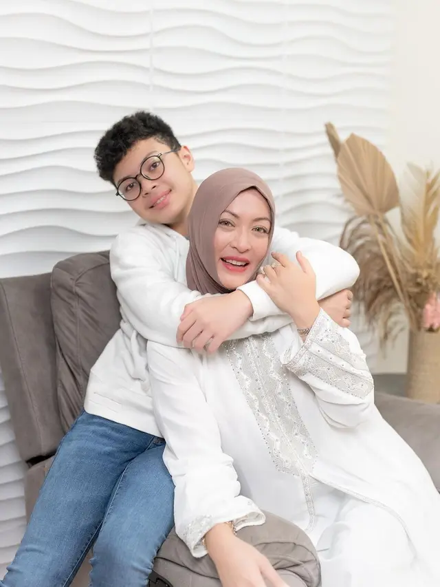 Angelina Sondakh punya instagram