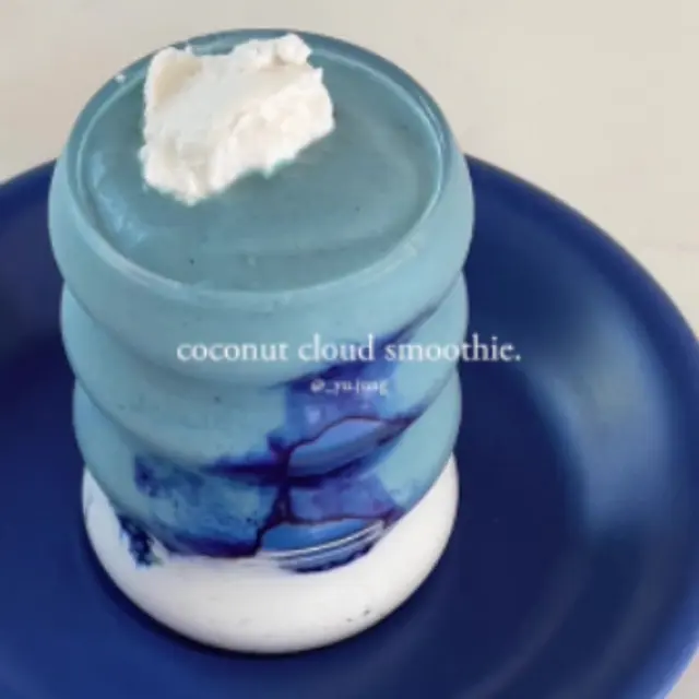 Coconut Cloud Smoothie yang viral di TikTok. (dok. tangkapan layar TikTok @_yu.jung/https://www.tiktok.com/@_yu.jung/video/7077377398630665518)