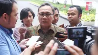 Ketua MPR Zulkifli Hasan memberikan keterangan usai menemui Presiden Jokowi di Istana Merdeka, Jakarta, Selasa (18/7). Pertemuan berlangsung tertutup sebelum Jokowi memimpin rapat terbatas soal pengelolaan transportasi online. (Liputan6.com/Angga Yuniar)