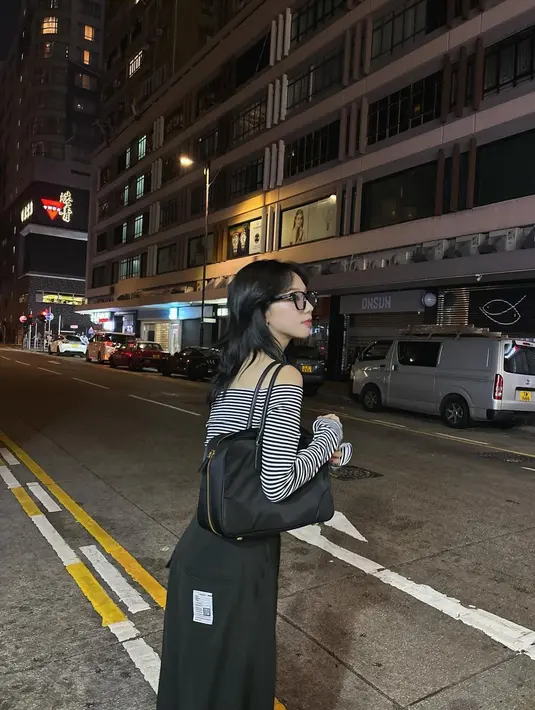 Off shoulder shirt motif stripe berpadu serasi dengan baggy pants. Shoulder bag, dan kacamata hitam.  [@katarinabluu]