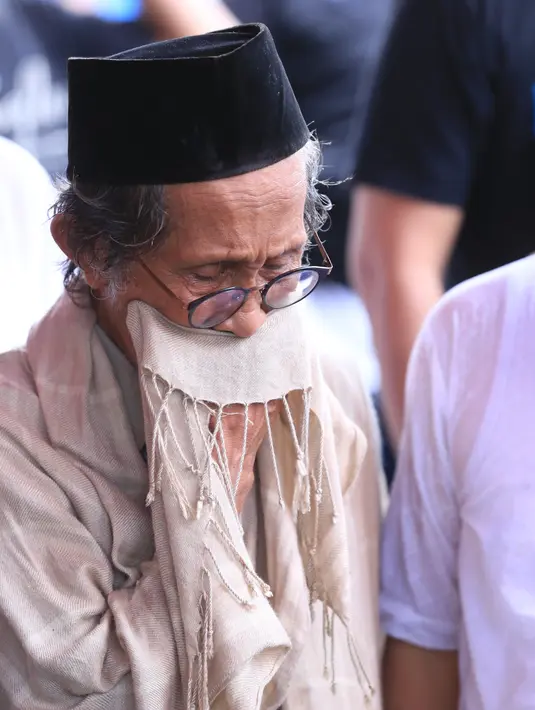 Setelah proses berhenti beberapa saat, pemakaman kembali dilanjutkan. Tentu dengan persetujuan sang suami yang mulai bisa mengikhlaskan. (Adrian Putra/Bintang.com)