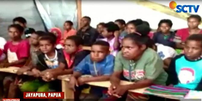500 Siswa Asal Nduga Papua Belajar Beratapkan Terpal Seadanya