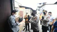 Polri menggelar bakti sosial (baksos) serentak dalam perayaan Hari Bhayangkara ke-75. Bantuan sembako diberikan secara langsung oleh perwira tinggi (pati) Polri kepada warga.