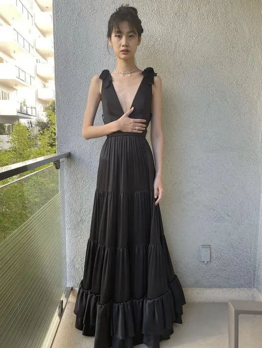 Dalam foto tersebut Jung Ho Yeon, mengenakan dress hitam model vneck dari Louis Vuitton yang sangat memerlihat tulang dadanya. Dari situlah netizen semakin khawatir dengan kesehatannya.
