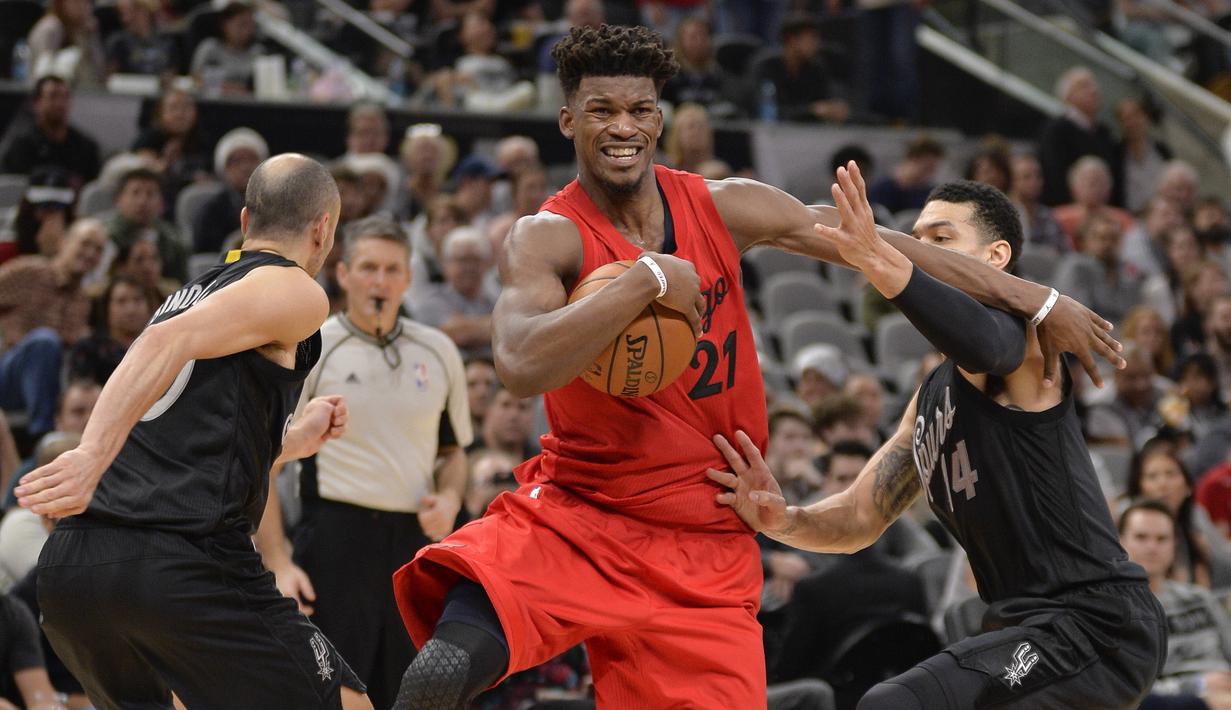 Pemain Chicago Bulls, Jimmy Butler (21) berusaha melewati kepungan dua pemain Spurs pada lanjutan laga NBA di AT&T Center, (25/12/2016). San Antonio Spurs menang 119-100. (AP/Darren Abate)