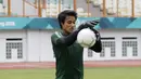 Kiper Indonesia, Muhammad Ridho, menangkap bola saat sesi latihan di Stadion Wibawa Mukti, Jawa Barat, Jumat (02/11/2018). Latihan tersebut dalam rangka persiapan jelang laga Piala AFF 2018.  (Bola.com/M Iqbal Ichsan)