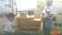Remaja Berprestasi Ciptakan Kontrol Pakan Ayam Via SMS
