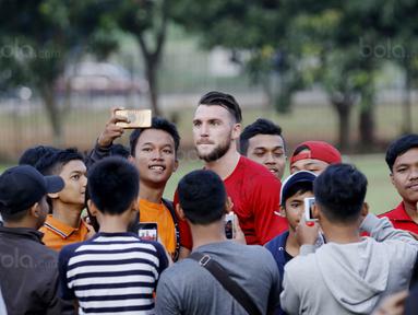 Pemain baru Persija, Marko Simic, foto bersama The Jakmania usai sesi latihan di Lapangan Sutasoma Halim, Jakarta, Jumat (29/12/2017). Striker asal Kroasia  itu dikontrak Macan Kemayoran selama dua musim ke depan.(Bola.com/M Iqbal Ichsan)
