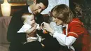 Pangeran William dari Inggris, putra Pangeran Charles dan Putri Diana berusia 6 bulan tengah berinteraksi dengan orang tuanya saat pemotretan. (Foto: AP/David Caulkin, File)