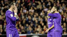 Cristiano Ronaldo (kanan) dan timnya Real Madrid terpaksa menyerah dari Valencia dan mengubur mimpi membawa pulang poin setelah kalah 1-2 pada lanjutan La Liga Spanyol di Mestalla stadium, Valencia, (22/2/2017). (AP/Alberto Saiz)