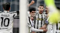 Para pemain Juventus merayakan gol yang dicetak oleh Cristiano Ronaldo ke gawang Genoa pada laga Liga Italia di Stadion Luigi-Ferraris, Senin (14/12/2020). Juventus menang dengan skor 1-3. (AFP/Marco Bertorello)