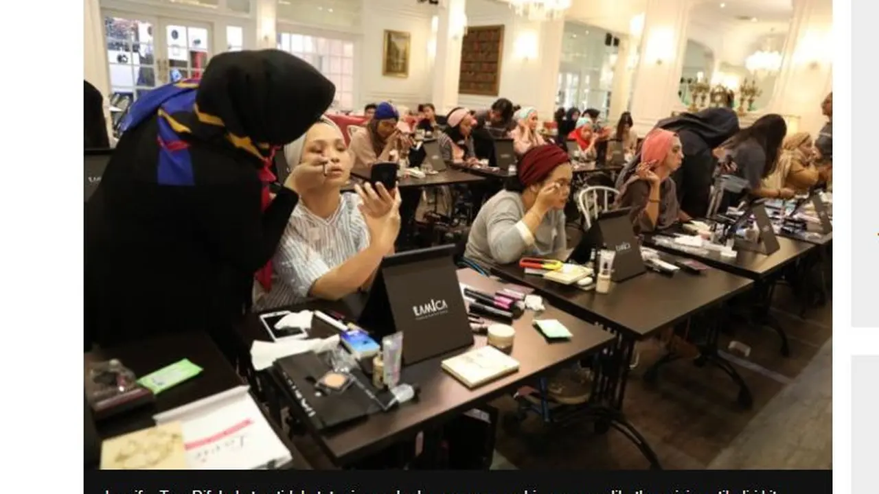 Disabilitas bernama Laninka Siamiyono, merupakan penggagas gerakan 1.000 listik dan membuka kelas make up untuk difabel