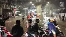 Banjir menggenangi kawasan Simpang Seskoal, Kebayoran Lama, Jakarta, Sabtu malam (16/2). Hujan deras sejak pukul 22.00 WIB mengakibatkan saluran pembuangan berukuran kecil tersumbat. (Liputan6.com/Septian)