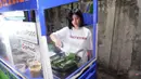 Melati Sesilia mantan member JKT48 namanya sempat ramai dibicarakan setelah kedapatan sedang berjualan nasi bakar di pinggir jalan. Momen tersebut diperlihatkan dalam sebuah konten video yang akhirnya viral. Sempat malu, Melati kini makin cekatan. Awalnya Melati mempekerjakan seseorang untuk menjalani bisnis kulinernya itu. Namun suatu saat tiba-tiba karyawannya mengundurkan diri. Kesibukan Melati ini membuatnya semakin dikagumi karena ia melakukannya demi membantu sang ibunda. (Liputan6.com/YouTube/Boengkoes)