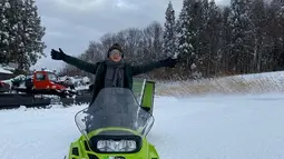 Negara Jepang memang dikenal memiliki banyak spot seru untuk melakukan olahraga ski saat musim salju tiba. Zaskia Gotik dan para sahabatnya pun tak segan untuk mencoba bermain ski. Zaskia Gotik juga tidak ketinggalan untuk berfoto saat berada bermain ski. (Liputan6.com/IG/@zaskia_gotix)