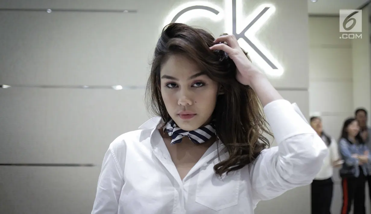 Gaya artis peran Vanessa Prescilla berpose saat menghadiri peluncuran salah satu brand produk di Jakarta, Rabu (21/3). Vanesha Prescilla ramai diperbincangkan publik usai membintangi film Dilan 1990. (Liputan6.com/Faizal Fanani)