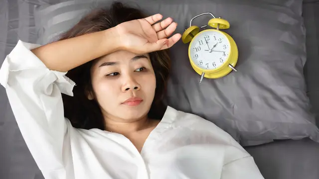 perempuan overthingking