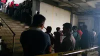 Kepolisian menyisir lokasi kejadian untuk mencari sisa tubuh korban mutilasi di Pasar Besar Malang (Liputan6.com/Zainul Arifin)