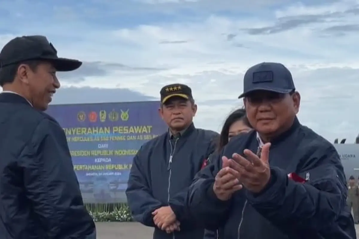 Menteri Pertahanan Prabowo Subianto berpose silat memastikan dirinya sehat di depan Presiden Jokowi. (Merdeka.com/Muhammad Genantan Saputra)