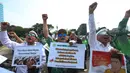 Mereka juga menyuarakan membawa sejumlah tuntutan utama, yakni penghapusan diskriminasi kebijakan antara guru madrasah negeri dan swasta, penyetaraan kesempatan dalam seleksi Pegawai Pemerintah dengan Perjanjian Kerja dengan mekanisme penempatan yang lebih fleksibel. Tampak dalam foto, para guru madrasah swasta dari berbagai daerah di Indonesia saat melakukan aksi unjuk rasa di depan Gedung MPR/DPR/DPD RI, Jakarta, Rabu (11/2/2026). (Kapanlagi.com/Budy Santoso)