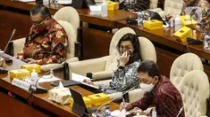 Menteri Keuangan Sri Mulyani (tengah), Gubernur Bank Indonesia Perry Warjiyo (kiri) dan Kepala Eksekutif Pengawas Perbankan OJK Heru Kristiyana (kanan) saat rapat kerja dengan Komisi XI DPR di Kompleks Parlemen, Senayan, Jakarta, Senin (24/8/2020). (Liputan6.com/Johan Tallo)