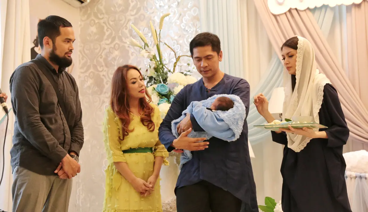 Presenter dan pemeran Adi Nugroho mengendong anak keduanya saat aqiqah. Diantara banyak tamu yang hadir, terlihat suami Shireen Sungkar, Teuku Wisnu. (Adrian Putra/Bintang.com)