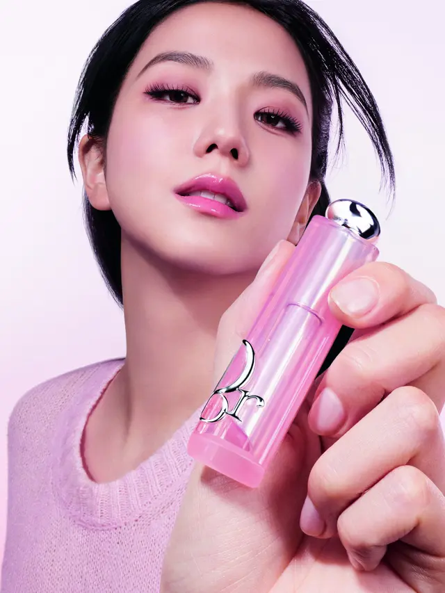 Sentuhan Lip Balm Terbaru Dior di Effortless Look Jisoo BLACKPINK hingga Willow Smith, Hadirkan Kecantikan di Setiap Warna Kulit