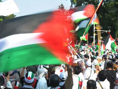 Massa aksi pendukung Palestina melakukan unjuk rasa di depan gedung Kedutaan Besar Amerika Serikat di Jakarta, Sabtu (3/8/2024). (merdeka.com/Imam Buhori)