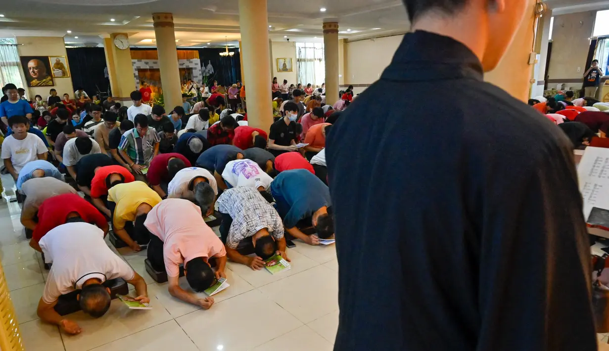 Umat berdoa di Wihara Buddha Sakyamuni, Banda Aceh pada 12 Mei 2025. (CHAIDEER MAHYUDDIN/AFP)