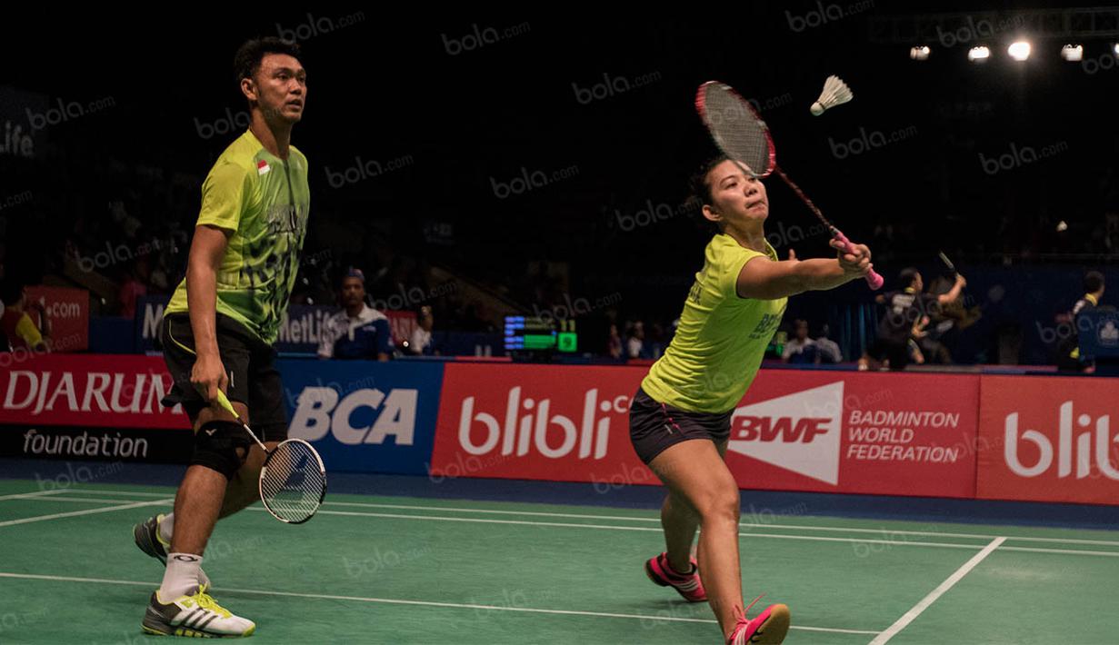 Ganda campuran Indonesia, Ardiansyah dan Devi Permatasari, berhasil menang 21-14 dan 21-19 dari ganda campuran Australia, Matthew Chau dan Somerville, pada kualifikasi BCA Indonesia Open 2016. (Bola.com/Vitalis Yogi Trisna)