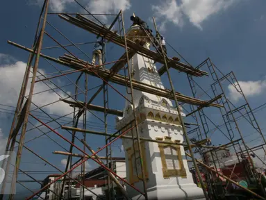 Sejumlah pekerja mengerjakan renovasi Tugu,Yogakarta, Rabu (29/6). Pengerjaan renovasi dilakukan untuk memperindah monumen yang menjadi ikon kota Yogyakarta. (Liputan6.com/Boy Harjanto)