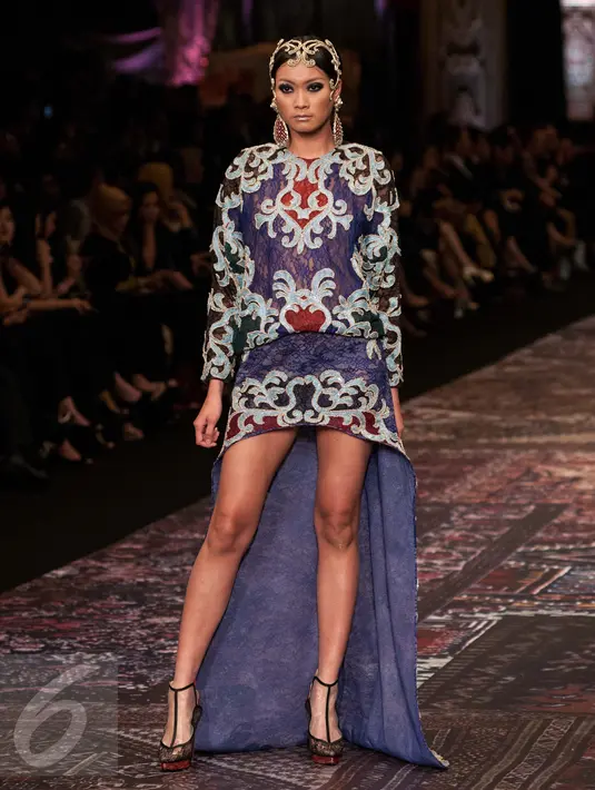 Model mengenakan busana koleksi terbaru Sebastian Gunawan di kawasan Senayan, Jakarta, Selasa (29/11). Figur sophisticated dan eksentrik perempuan pecinta seni ini diterjemahkan melalui koleksi couture teranyarnya tahun ini. (Liputan6.com/Gempur M Surya)