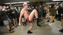Peserta berjoged saat berpartisipasi dalam "No Pants Subway Ride" di atas platform kereta bawah tanah New York City, USA (10/1//2016). Acara ini dimulai pada tahun 2002 dengan peserta hanya tujuh orang. (AFP PHOTO/TIMOTHY A. Clary)