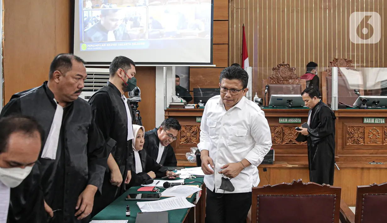 Terdakwa kasus dugaan pembunuhan berencana terhadap Brigadir Nofriansyah Yosua Hutabarat, Ferdy Sambo usai menjadi saksi dalam menjalani sidang lanjutan di Pengadilan Negeri Jakarta Selatan, Rabu (7/12/2022). Ferdy Sambo menjadi saksi untuk terdakwa Richard Eliezer, Ricky Rizal dan Kuat Ma'ruf di persidangan perkara pembunuhan berencana Brigadir J. (Liputan6.com/Faizal Fanani)