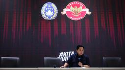Ketua Umum PSSI, Erick Thohir memberikan keterangan kepada wartawan saat konferensi pers perihal pembentukan Satgas PSSI yang berlangsung di GBK Arena, Senayan, Jakarta, Jumat (28/04/2023). (Bola.com/Bagaskara Lazuardi)