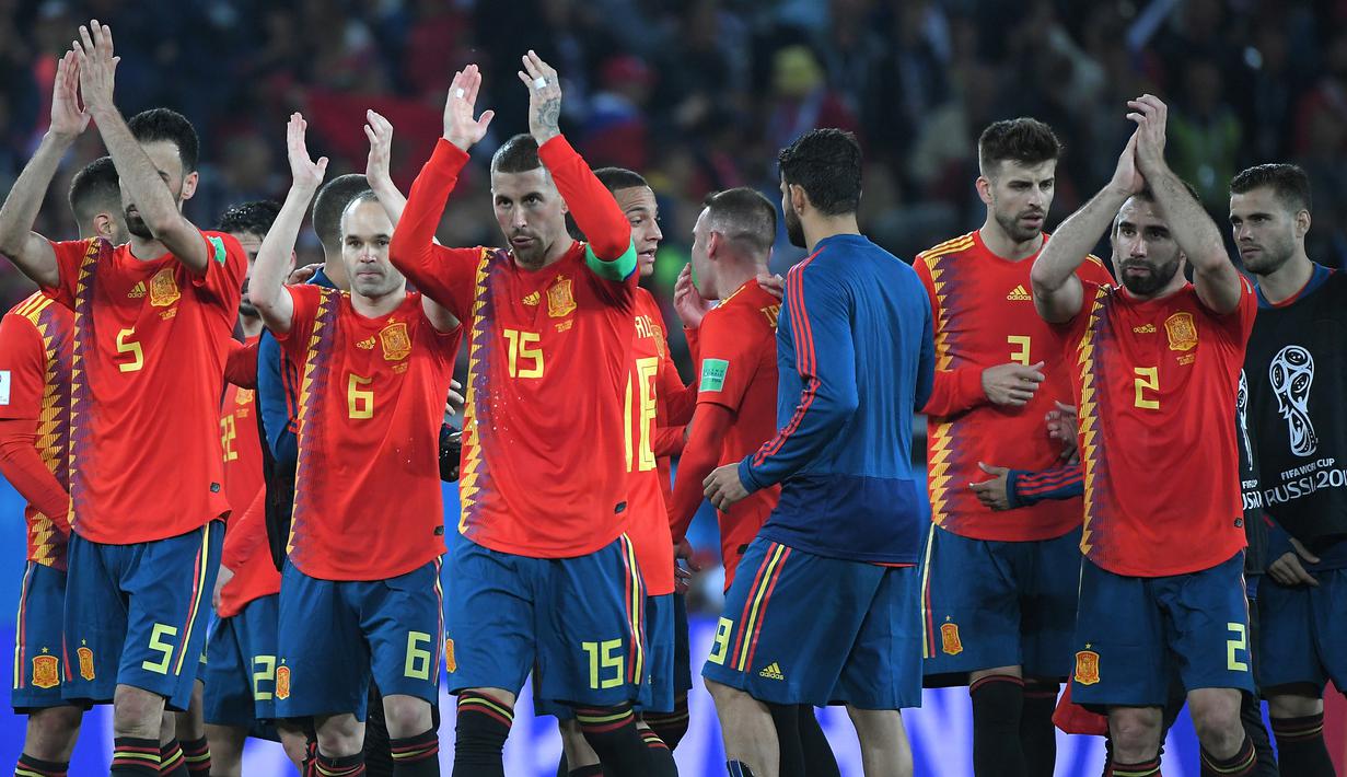 Para pemain Spanyol menyapa suporter usai melawan Maroko pada laga grup B Piala Dunia di Stadion Kaliningrad, Kaliningrad, Senin (25/6/2018). Kedua negara bermain imbang 2-2. (AFP/Patrick Hetrzog)