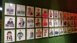 Karikatur para legenda dan mantan pemain Bilbao dipasang di dinding museum klub. (Bola.com/Yus Mei Sawitri)