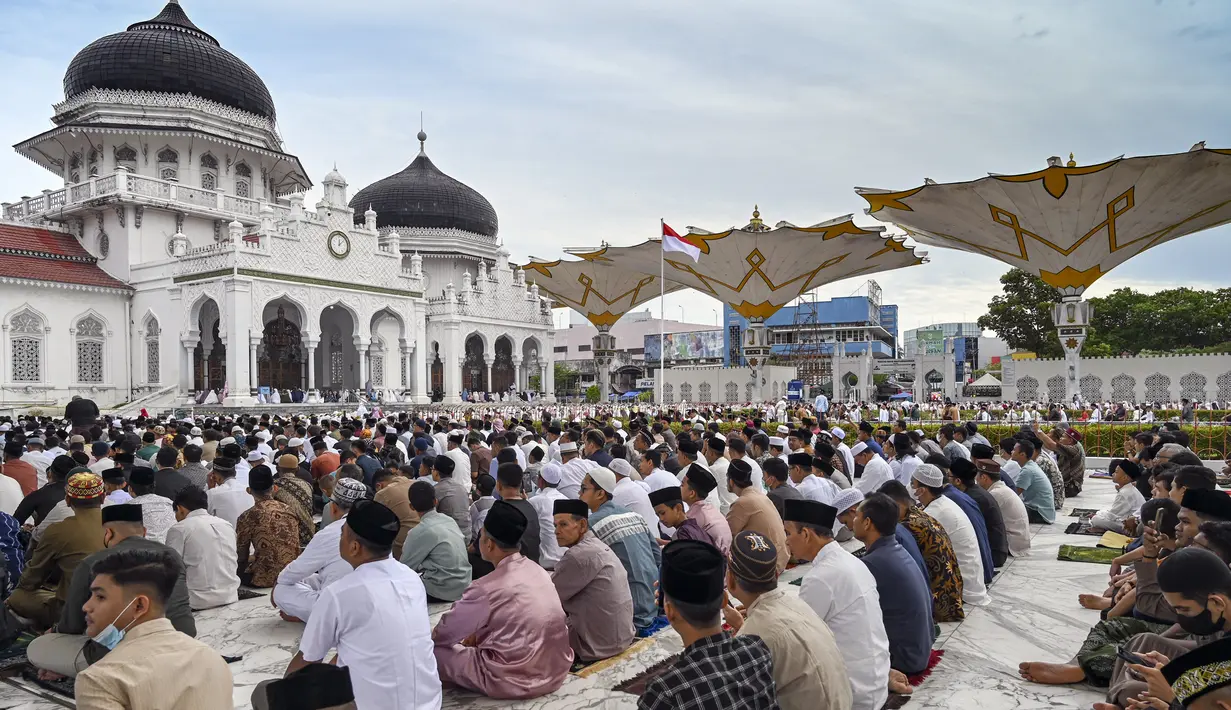 Umat muslim melaksanakan salat Idul Adha di Masjid Baiturrahman, Banda Aceh, Aceh, Minggu (10/7/2022). (CHAIDEER MAHYUDDIN/AFP)