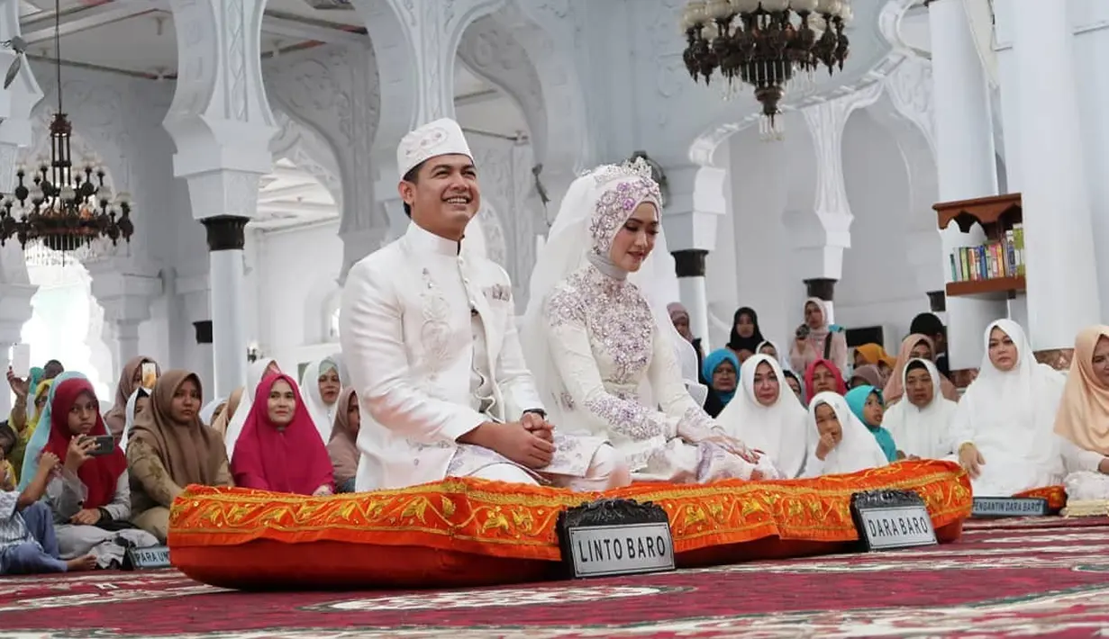 Yang spesial, pernikahannya dengan Lisya juga disaksikan oleh dua anak Tommy Kurniawan dari pernikahannya yang terdahulu, Naiea Syabila Azzahra Kurniawan dan Muhammad Al Fatih Fabrizio. (Foto: instagram.com/sahrulgunawanofficial)