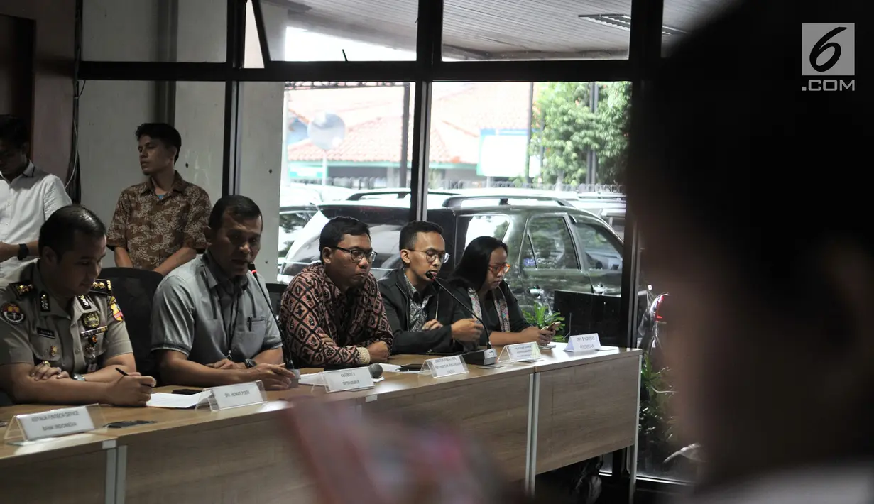 Kasubdit II Dittipidsiber Bareskrim Polri Kombes Asep Safrudin (kedua kiri) beserta jajaran memberikan keterangan saat rilis kasus Fintech Ilegal di Direktorat Tindak Pidana Siber Bareskrim, Jakarta Pusat, Selasa (8/1). (Merdeka.com/Iqbal S Nugroho)