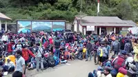 Gunung Semeru dibuka lagi untuk pendakian mulai Minggu, 1 Mei kemarin setelah sebelumnya hampir 4 bulan ditutup untuk pemulihan ekosistem. 